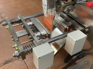 Số hiệu mẫu DS-320A Đo lường Cốc đong Hình dạng túi Hàn kín mặt sau / Hàn kín 3 mặt / Hàn kín 4 mặt Tốc độ đóng gói 30-80 túi/phút Chiều rộng cuộn Tối đa 320mm Chiều dài túi 30~180mm Chiều rộng túi 15~100mm Kích thước máy Dài)1100*Rộng)755*Cao)1540mm Trọng lượng máy 300kg Quyền lực 220V, 50/60HZ, 1.2KVA