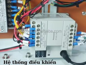 Máy dán nhãn chai tròn nằm ngang 2